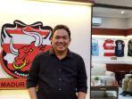 Presiden-klub-Madura-United-Achsanul-Qosasi-saat-di-Kantor-Madura-United.jpg