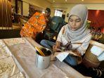 Proses-belajar-mencanting-di-Hotel-Santika-Pandegiling-dalam-rangka-merayakan-Hari-Batik.jpg