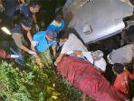 Proses-evakuasi-Bus-Mira-nopol-S-7818-US-jurusan-Surabaya-Yogyakarta.jpg
