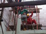 Proses-evakuasi-jasad-tenaga-bangunan-rumah-Cip-Hartawan-46-mendadak-ambruk-dan-meninggal.jpg