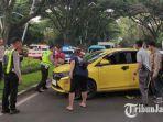Proses-evakuasi-mobil-Daihatsu-Ayla-yang-masuk-ke-area-taman-dan-menabrak-pohon-di-Kota-Malang.jpg