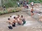 Proses-evakuasi-siswa-SMPN-2-Watulimo-yang-tenggelam-di-Dam-Sungai-Gribok.jpg