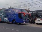 Proses-hibah-bus-Arema-FC-yang-dilakukan-langsung-oleh-Komisaris-J99-Corp-Sidiq-Wijanarko.jpg