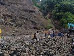 Proses-pencarian-dua-pencari-pasir-yang-tertimbun-longsor-di-Sungai-Kaliputih.jpg