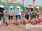 Proses-simbolis-saat-Kapolres-Jombang-AKBP-Ardi-Kurniawan-menanam-jagung-di-jombang.jpg