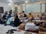 Proses-sortir-dan-pelipatan-surat-suara-DPRD-Batu.jpg