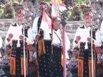 Protes-Jalan-Rusak-ke-Pemerintah-Warga-Ubah-Teks-Proklamasi-di-Apel-HUT-RI-Menjerit-dan-Tertinggal.jpg