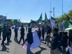 Puluhan-mahasiswa-dari-HMI-saat-menggelar-unjukrasa-di-exit-tol-Sidoarjo-Selasa-292025.jpg