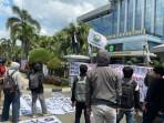 Puluhan-mahasiswa-mengadakan-demo-di-Kantor-Gubernur.jpg