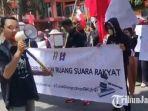 Puluhan-mahasiswa-menggelar-aksi-unjuk-rasa-di-depan-gedung-DPRD-Kabupaten-Trenggalek.jpg