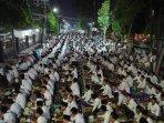 Puluhan-ribu-jemaah-memadati-area-Balai-Kota-Kediri-saat-tahun-baru-islam.jpg