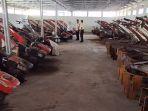 Puluhan-traktor-disimpan-di-salah-satu-gudang-Kantor-Pegadaian-Cabang-Ngawi-yang-digadaikan.jpg