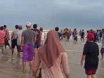 Puluhan-warga-menyaksikan-proses-evakuasi-tiga-korban-tenggelam-di-Desa-Sokobanah-Daya.jpg