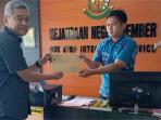 Purcayono-Juliatmoko-kuasa-hukum-demonstran-serahkan-berkas-di-kantor-Kejari-Jember.jpg