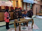 RAPAT-PARIPURNA-Wakil-Ketua-DPRD-Ponorogo-Evi-Dwitasari-tandatangan-surat-usulan.jpg