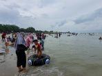 Ramai-wisata-pantai-pasir-putih-Dalegan-Gresik-Minggu-25122022.jpg