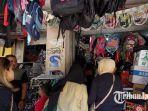 Ramainya-pengunjung-di-toko-perlengkapan-sekolah-di-Pasar-Tingkat-Lamongan-Minggu-972023.jpg