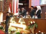 Rapat-Paripurna-DPRD-Jatim-yang-berlangsung-Senin-13102025.jpg