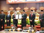 Rapat-paripurna-ini-beragenda-persetujuan-bersama-P-APBD-Jatim-2025.jpg