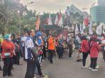 Ratusan-buruh-di-Jatim-tengah-menggelar-unjuk-rasa-di-depan-Gedung-Grahadi-Ra.jpg
