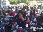 Ratusan-pemudik-saat-antri-menunggu-giliran-untuk-masuk-ke-kapal-di-Pelabuhan-Jangkar.jpg