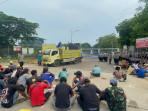 Ratusan-warga-Desa-Remen-dan-Tasikharjo-menggelar-aksi-di-pt-tppi.jpg
