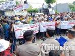 Ratusan-warga-dari-empat-kecamatan-di-Blitar-menggelar-aksi-damai-menolak-aktivitas-tambang-pasir1.jpg