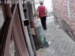 Rekaman-CCTV-pelaku-petugas-puskesmas-gadungan-yang-menipu-lansia-di-Malang.jpg