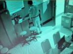 Rekaman-CCTV-yang-menunjukkan-pelaku-AM-saat-beraksi.jpg