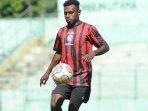 Rekrutan-anyar-Arema-FC-Samuel-Balinsa-saat-mengenakan-jersey-anyar-untuk-latihan-Arema-FC.jpg