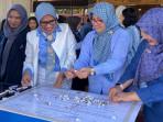 Rektor-Unitomo-Prof-Dr-Siti-Marwiyah-SH-MH-bersama-dosen-dan-mahasiswa.jpg