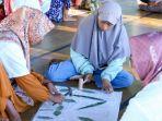 Relawan-Mak-Ganjar-Jawa-Timur-Jatim-coba-mengenalkan-teknik-membatik.jpg
