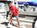 Rezky-Rendi-mahasiswa-Unimor-yang-kuliah-nyambi-jadi-tukang-gali-kubur.jpg