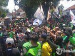 Ribuan-Driver-Ojek-Online-menggelar-aksi-demo-di-Gedung-DPRD-Jember.jpg