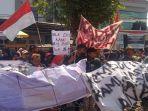 Ribuan-Warga-Desa-Mundurejo-Kecamatan-Umbulsari-Jember-demo-di-Kantor-Kejaksaan.jpg