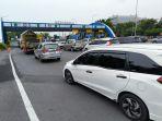 Ribuan-mobil-saat-mengantre-di-gerbang-tol-Waru-Juanda-Kamis-2732025.jpg