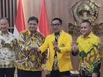 Ridwan-Kamil-menerima-jas-kuning-dan-KTA-Golkar-dari-Ketua-Umum.jpg