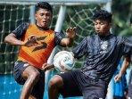 Rifad-Marasabessy-saat-berduel-dengan-Dedik-Setiawan-dalam-sesi-latihan-tim-Arema-FC.jpg
