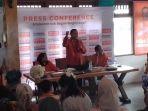 Rio-saat-menggelar-press-confrence-dengan-sejumlah-wartawan-dan-tim-patenang.jpg