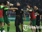 Risky-Dwi-melakukan-selebrasi-usai-mencetak-gol-ke-gawang-Persib-Bandung-Persebaya-vs-Persib-Bandung.jpg