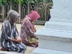 Risma-ziarah-ke-makam-Sunan-Giri-di-Gresik.jpg