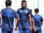 Roberto-Rigyaldo-resmi-berseragam-Gresik-United-untuk-arungi-Liga-3-20252026.jpg