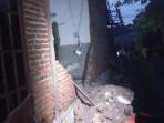 Nenek dan Cucu Tertimpa Tembok saat Angin Kencang Menerjang Tulungagung, Puluhan Rumah Rusak