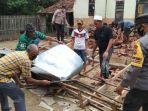 Rumah-warga-di-Sampang-Madura-ambruk-akibat-bencana-angin-puting-beliung.jpg