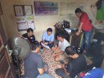 SR-kaos-putih-ditangkap-Jatanras-Polrestabes-Surabaya.jpg