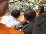 Saat-DR-memeluk-jenazah-anaknya-di-pinggir-sungai.jpg