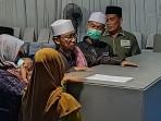 Saat-M-Soleh-meratapi-jenazah-sang-anak-Achmad-Haikal-Fadil-Alfatih-santri-ponpes-Al-Khoziny.jpg