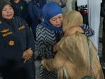 Saat-Suaibah-Syarani-46-dipeluk-Gubernur-Jatim-Khofifah-Indar-Parawansa.jpg