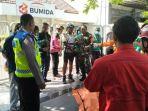 Saat-Tim-Medis-PMI-Kota-Surabaya-melakukan-pemeriksaan-medis.jpg