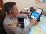 Saat-anggota-Biro-SDM-Polda-Jatim-menunjukkan-aplikasi-Siap-Semeru.jpg